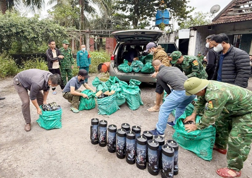 Bộ đội Biên phòng tỉnh Quảng Ninh bắt giữ phương tiện vận chuyển khí cười. Ảnh: Sức khỏe và Đời sống