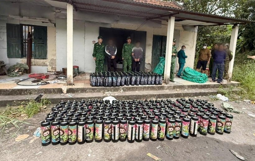 Các đối tượng và tang vật bị BĐBP Quảng Ninh bắt giữ. Ảnh: Công lý