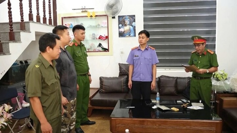 Tống đạt quyết định khởi tố vụ án, khởi tố bị can đối với đối tượng Phạm Duy trong nhóm cho vay lãi nặng trên địa bàn Quảng Trị. Ảnh: Công an Quảng Trị