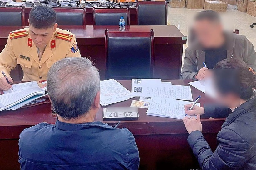 CSGT làm việc với chủ các phương tiện và người điều khiển xe vi phạm.