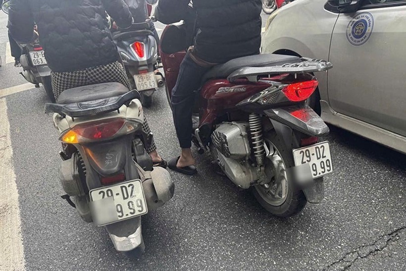 Hình ảnh 2 chiếc xe SH model cùng gắn 1 biển kiểm soát được người dân phản ánh.