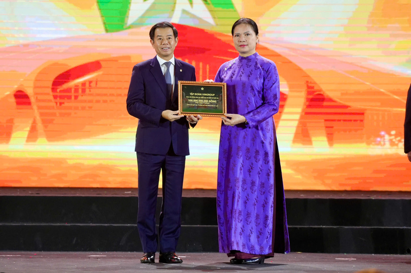 Ông Nguyễn Việt Quang – Phó Chủ tịch kiêm Tổng giám đốc Tập đoàn Vingroup trao bảng ủng hộ 100 tỷ đồng, trích từ ngân sách 500 tỷ đồng hỗ trợ đồng bào khắc phục hậu quả lũ lụt.