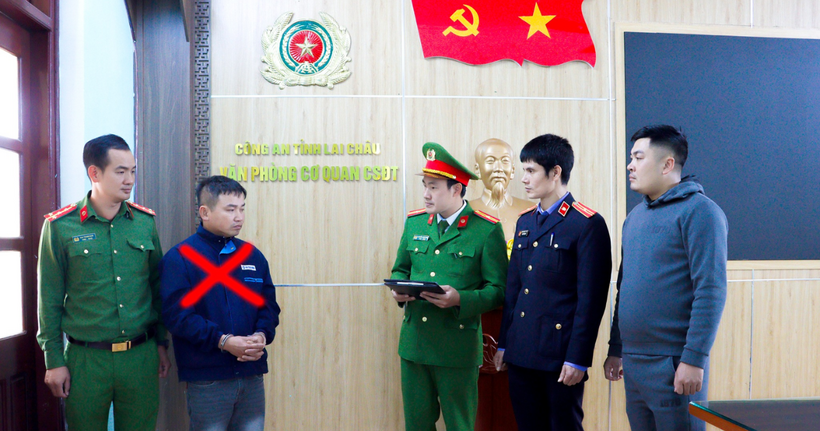 Cơ quan Cảnh sát điều tra Công an tỉnh Lai Châu thi hành Lệnh bắt khẩn cấp đối với Quách Văn Lập (x). (Ảnh: Công an Lai Châu)