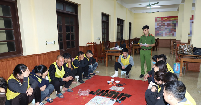 Cơ quan công an bắt giữ các đối tượng. (Ảnh: Công an Ninh Bình)