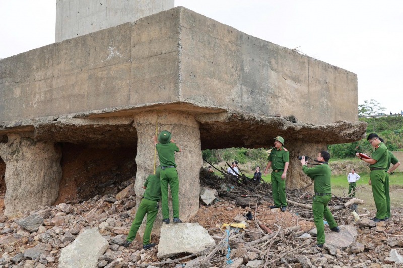 Hiện trường các móng cọc tại trụ T3 lộ rõ, một móng cọc lộ ra cốt thép rỉ sét, mất hoàn toàn lớp bê tông bảo vệ. (Ảnh: Công an tỉnh Phú Thọ)