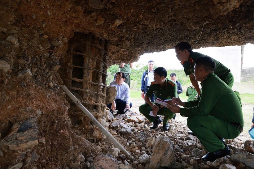 Cơ quan Cảnh sát điều tra, Công an tỉnh Phú Thọ vào cuộc điều tra, xác minh sự cố hư hỏng cầu sông Lô. (Ảnh: Công an tỉnh Phú Thọ)