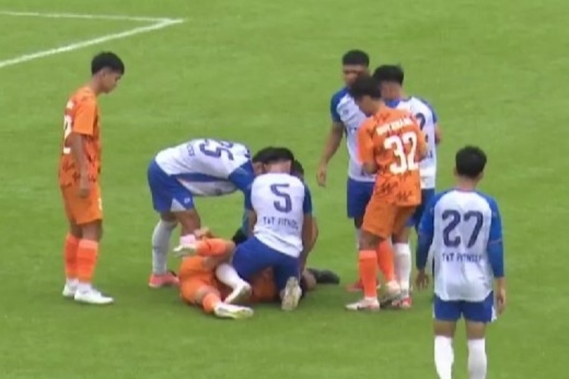 Cầu thủ Nguyễn Anh Tuấn (áo cam nằm sân) bị co giật khi đang thi đấu. Ảnh: Tạp chí Tri Thức.