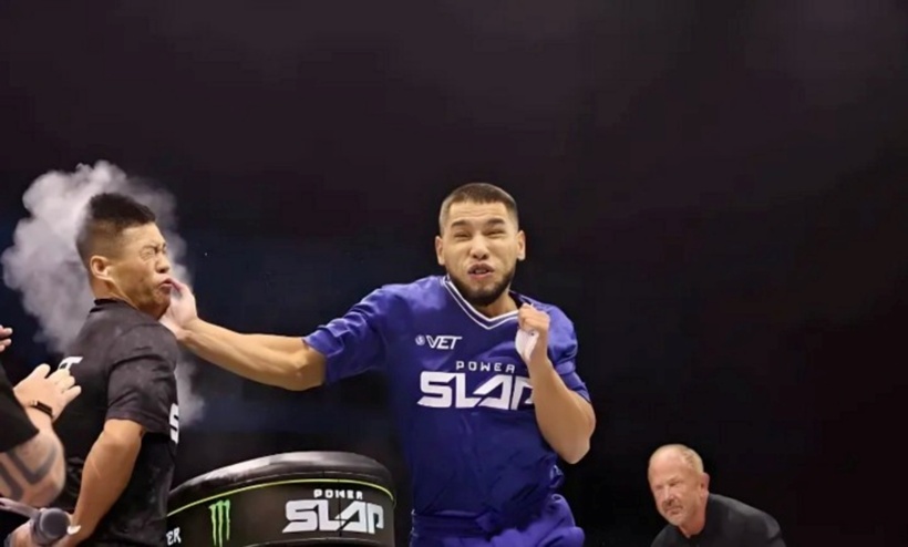 Cú tát của đối thủ dành cho Triệu Hồng Cương.