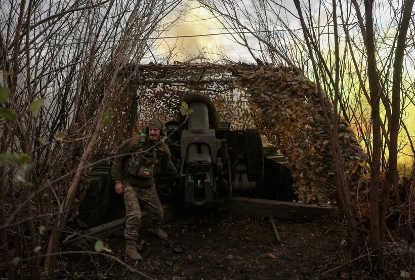 Ukraine khai hỏa lựu pháo về phía quân đội Nga trên tiền tuyến. Ảnh: Reuters