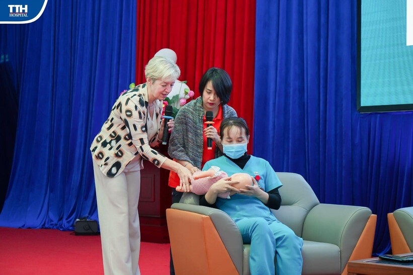 Một lớp học tiền sản kết hợp với chuyên gia nước ngoài