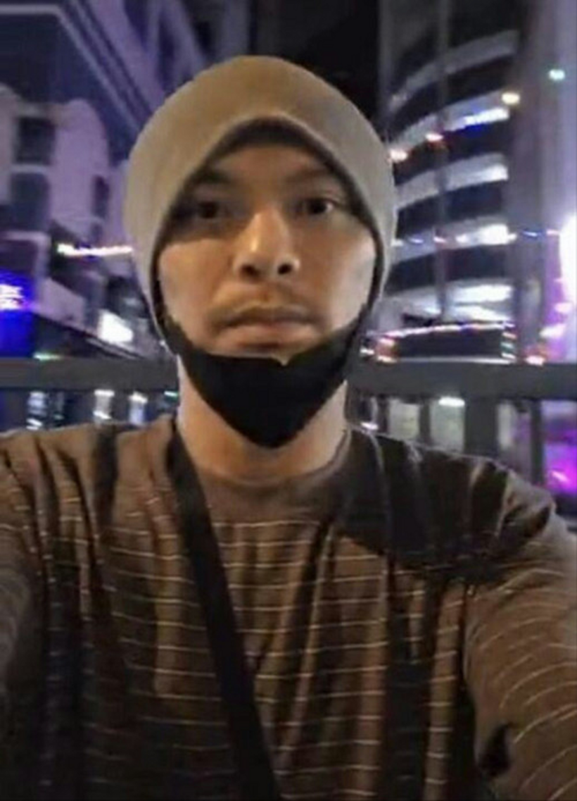 Namewee được cho là quay video bên ngoài trụ sở cảnh sát.