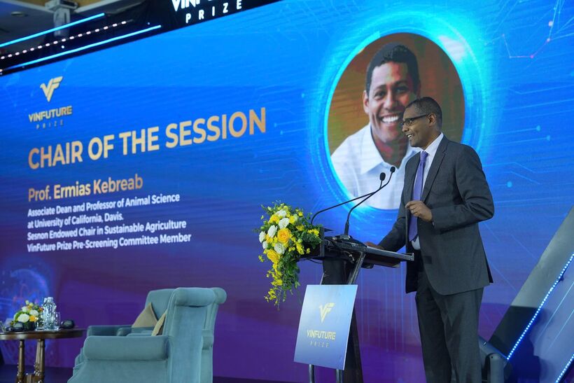 GS. Ermias Kebreab trình bày tại Tọa đàm Khoa học vì cuộc sống thuộc Tuần lễ Khoa học Công nghệ VinFuture. Ảnh: VFP