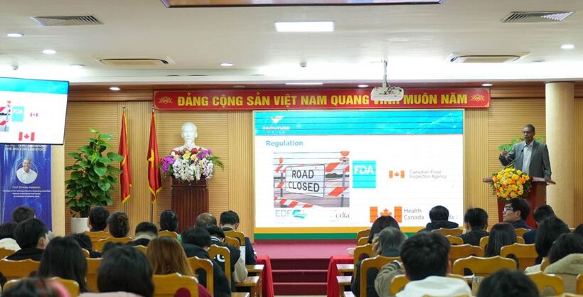 GS. Kebreab trình bày chuyên đề trước các nhà nghiên cứu và cán bộ Học viện Nông nghiệp Việt Nam vào tháng 12/2023. Ảnh: VFP