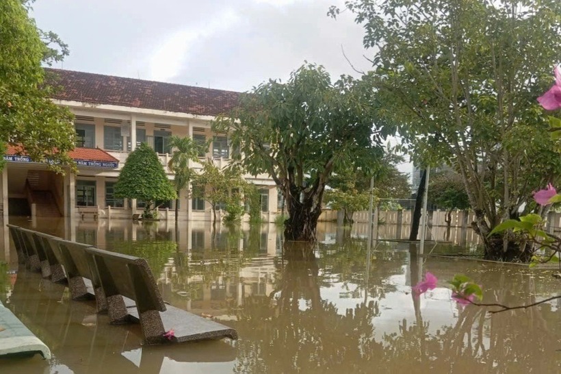 Mưa lớn những ngày qua khiến trường học ở xã phía Đông tỉnh Gia Lai ngập nước. Ảnh: Dân trí