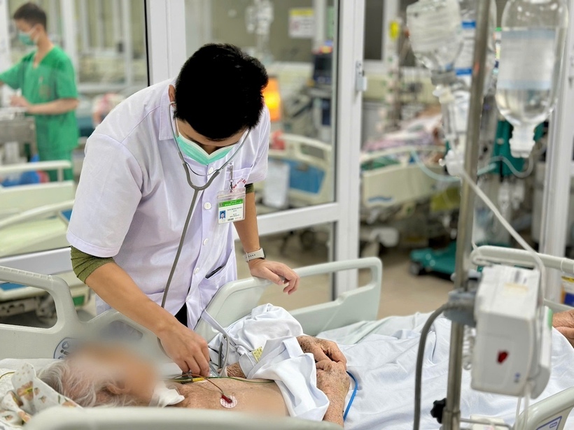 Cảnh báo tình trạng gia tăng người cao tuổi bị viêm phổi mùa lạnh