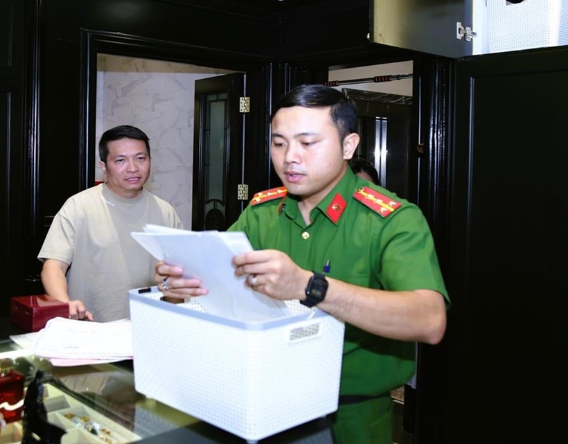 Cơ quan công an khám xét nhà bị can Nguyễn Quốc Vũ. (Ảnh: Công an tỉnh Đồng Nai)