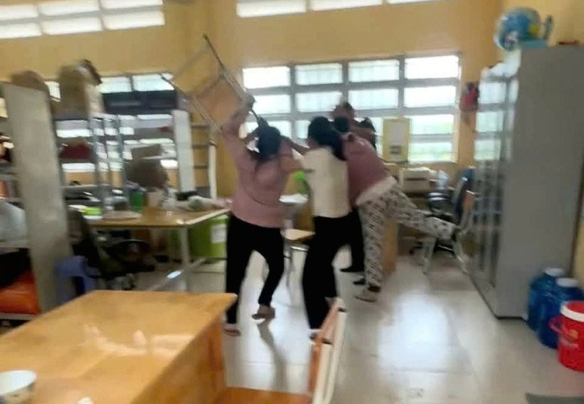 Hai người phụ nữ (trong đó có mẹ ruột nữ sinh) vào trường đánh thầy giáo vì cho là "làm chuyện xấu" với nữ sinh. Ảnh: Người lao động