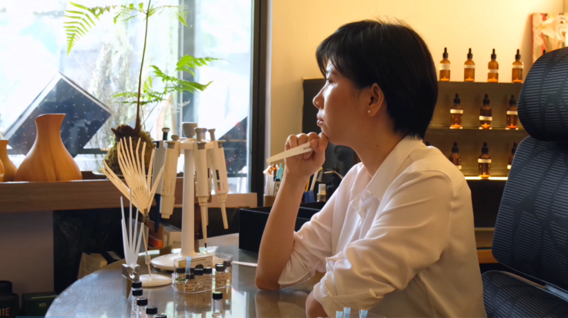 Rei Nguyễn đã dành nhiều thời gian để trao đổi, lắng nghe và thấu hiểu những mong muốn của Vietnam Airlines, từ đó lên ý tưởng sát nhất cho mùi hương thương hiệu.