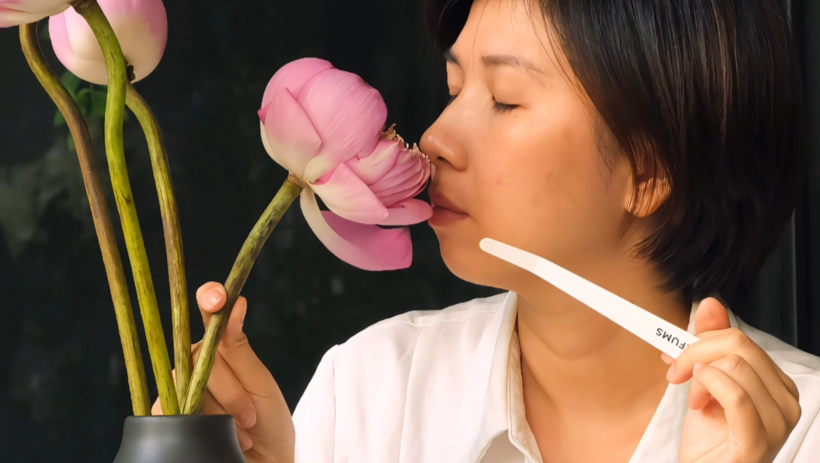 Rei Nguyễn dành cả ngày để ở cạnh sen, cảm nhận từng biến chuyển của hương để hiểu và chưng cất nên mùi sen chân thật nhất.