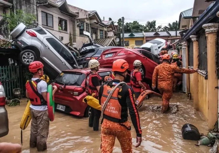 Nước lũ do Kalmaegi (Philippines gọi là bãoTino) dâng cao tới tầng hai, làm hư hại nhiều ô tô. Người dân được lực lượng cứu hộ đưa ra ngoài an toàn. Ảnh: Juan Carlo de Vela/X/SUN STAR