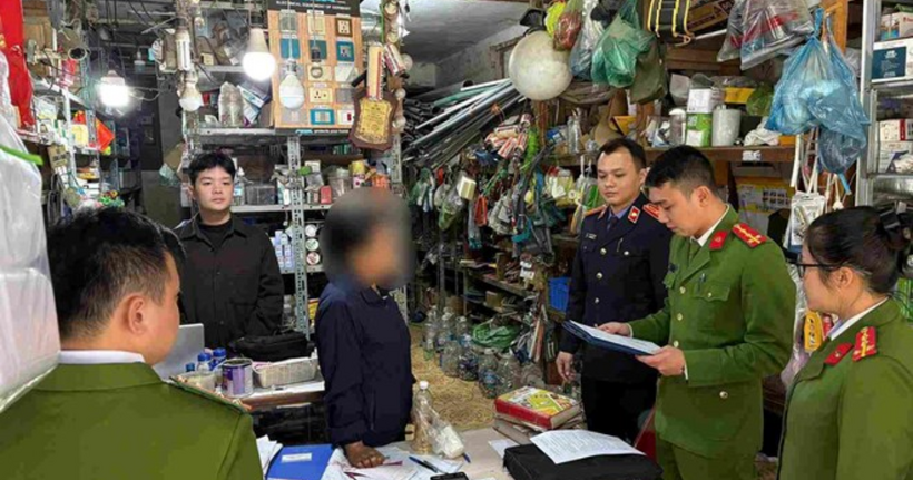 Cơ quan chức năng thực hiện lệnh bắt giữ đối với bà G. (Ảnh: Công an Cao Bằng)