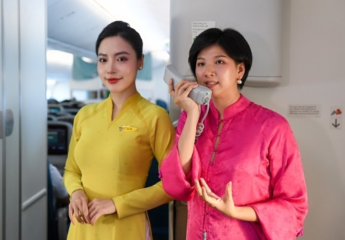 Nghệ sĩ mùi hương Rei Nguyễn trò chuyện cùng hành khách trên chuyến bay, kể lại câu chuyện mùi hương thương hiệu của Vietnam Airlines