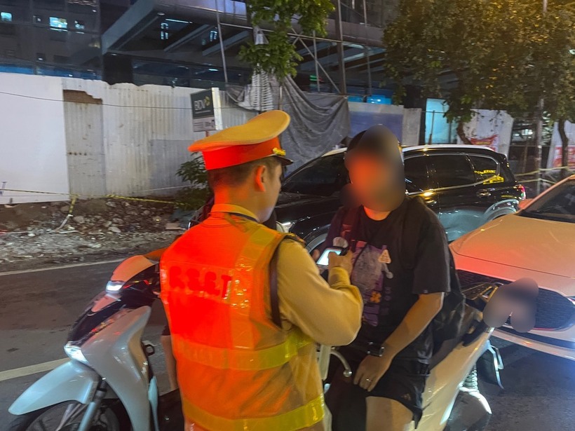 Lực lượng CSGT Hà Nội tiến hành kiểm tra nồng độ cồn.