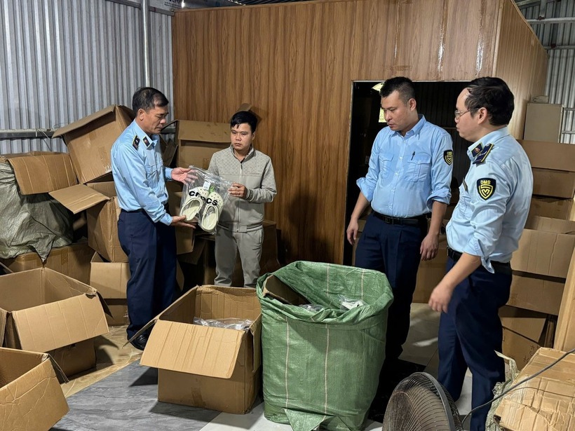 Đội QLTT số 1 phối hợp với Đội QLTT số 2 khám Kho hàng tại Thôn Đông Thành, xã Quảng Tân, tỉnh Quảng Ninh. Ảnh: Tin tức và Dân tộc