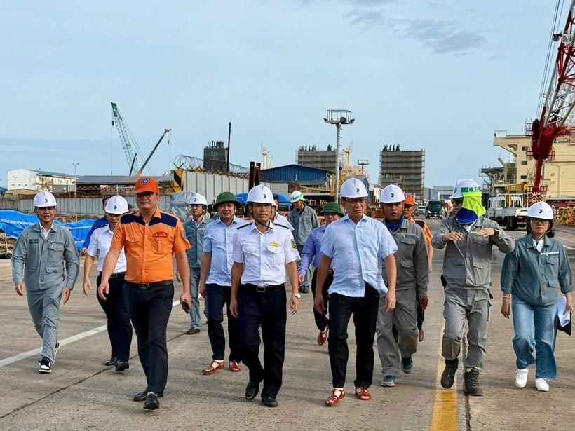 Đoàn công tác do Cục trưởng Cục Hàng hải và Đường thủy Việt Nam Lê Đỗ Mười làm Trưởng đoàn đã trực tiếp đi kiểm tra, khảo sát công tác chuẩn bị ứng phó bão số 13