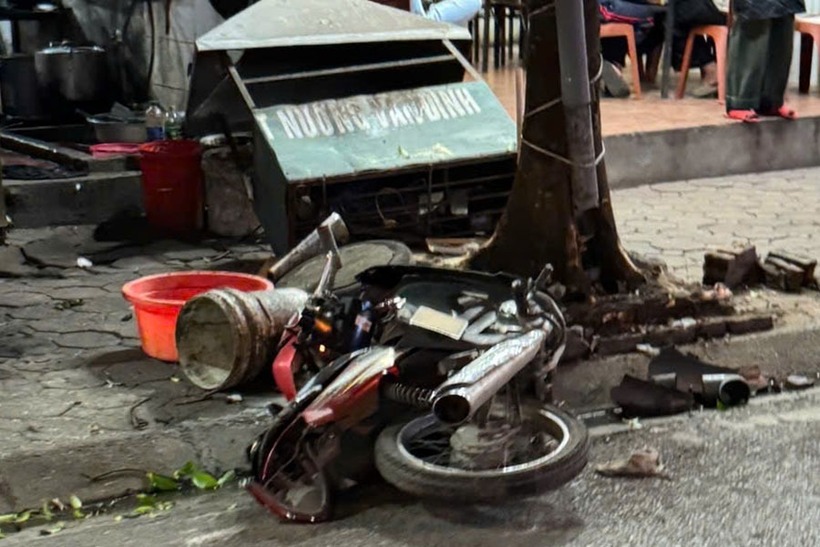 Khoảnh khắc ô tô tông liên hoàn nhiều phương tiện rồi bỏ chạy ở Hà Nội - 1