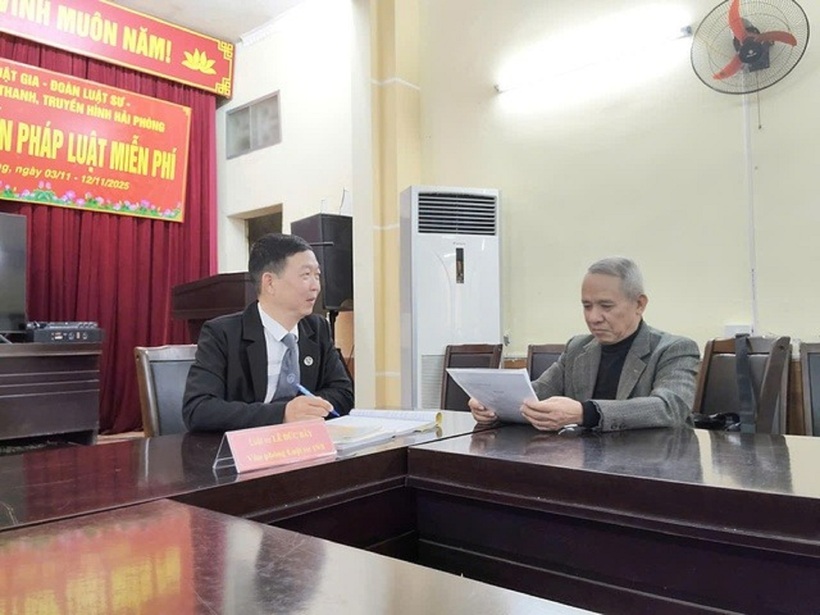 Luật sư Lê Đức Bảy tại buổi tham gia tư vấn miễn phí cho người dân.