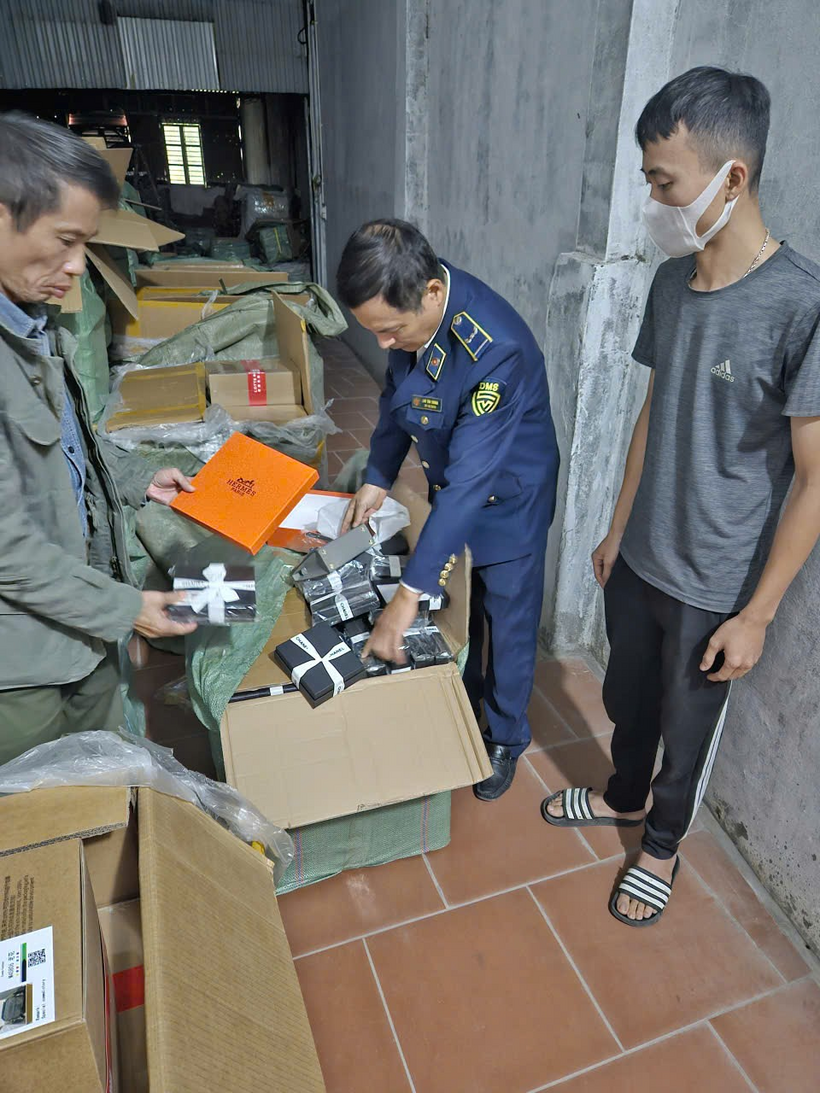 Hà Nội: Phát hiện lô túi xách giả thương hiệu “khủng” trị giá gần 170 triệu đồng tại xã Chuyên Mỹ - 1