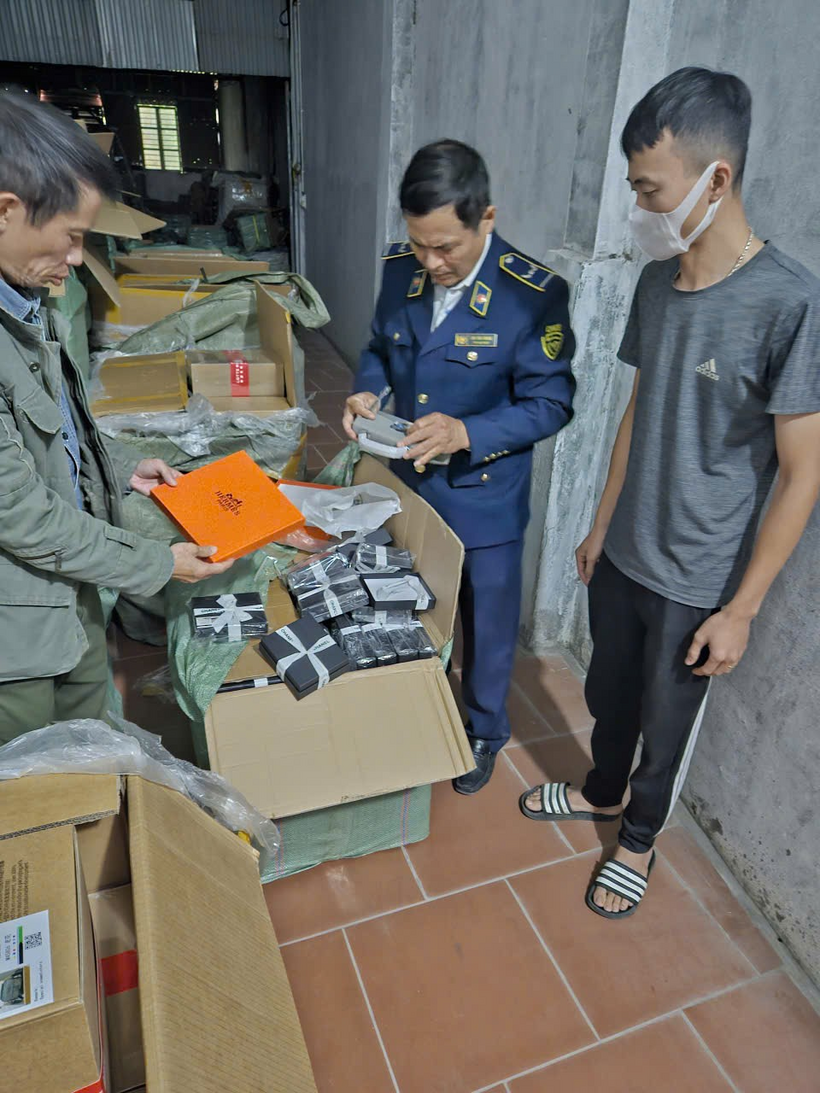 Lực lượng QLTT tiến hành kiểm tra cơ sở kinh doanh túi xách tại xã Chuyên Mỹ