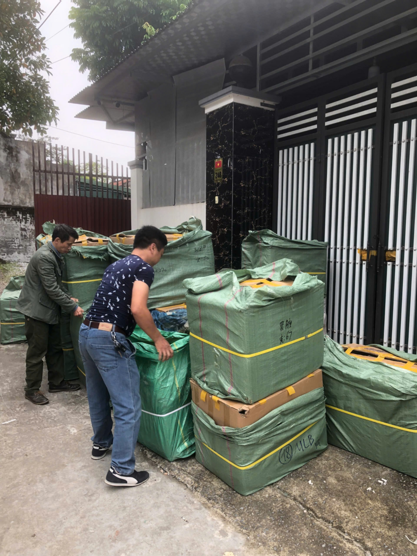 Số lượng lớn túi xách nghi giả mạo nhãn hiệu được tạm giữ để xử lý theo quy định