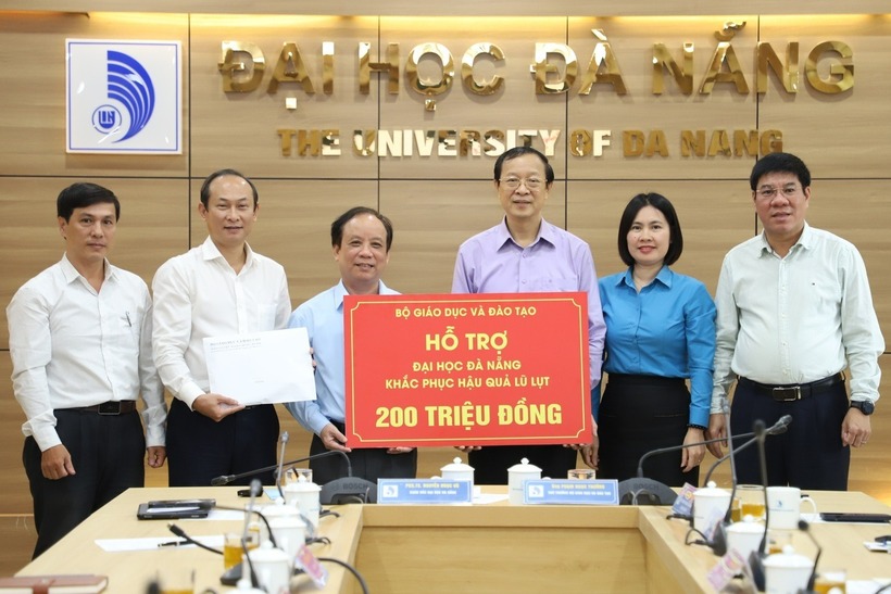 Thứ trưởng Phạm Ngọc Thưởng đã trao số tiền hỗ trợ 200 triệu đồng của Bộ GD&ĐT cho Đại học Đà Nẵng. Ảnh: PLO