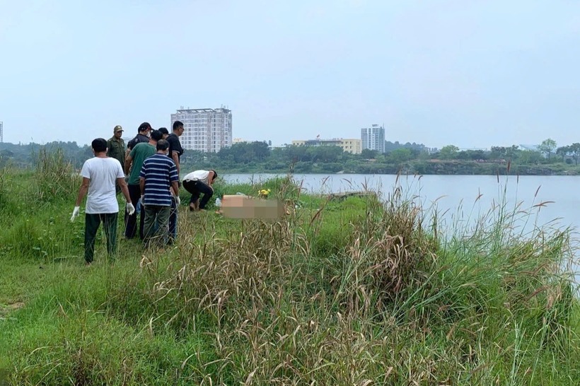 Thi thể em K. được tìm thấy và đưa lên bờ. Ảnh: Dân trí