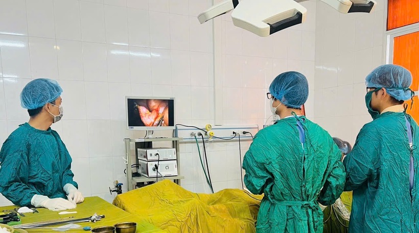 Các bác sĩ phẫu thuật cho bệnh nhân. Ảnh: Sức khỏe & Đời sống.