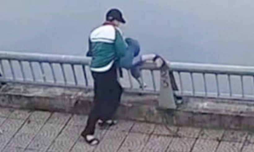 Em T. bị bạn hất xuống hồ nước. Ảnh: VTC News