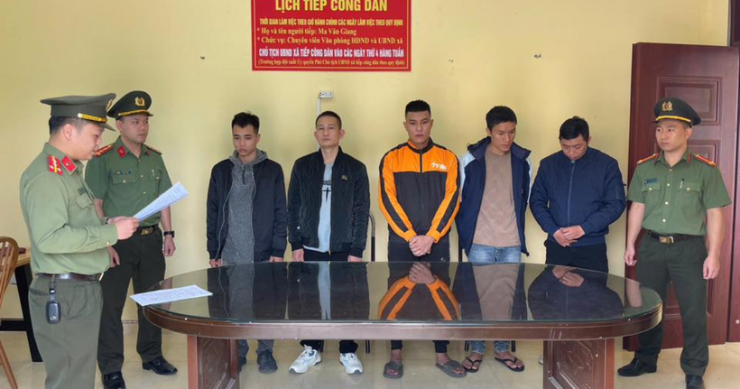 Các đối tượng tại cơ quan công an.