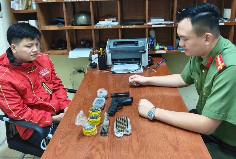 Công an Hà Nội bắt đối tượng Vũ Mạnh Minh rao bán vũ khí quân dụng trên mạng.