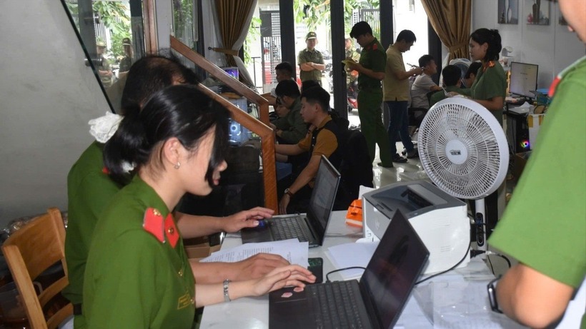 Công an triệt phá đường dây tạo tài khoản ảo phục vụ lừa đảo xuyên biên giới. Ảnh: Tiền Phong