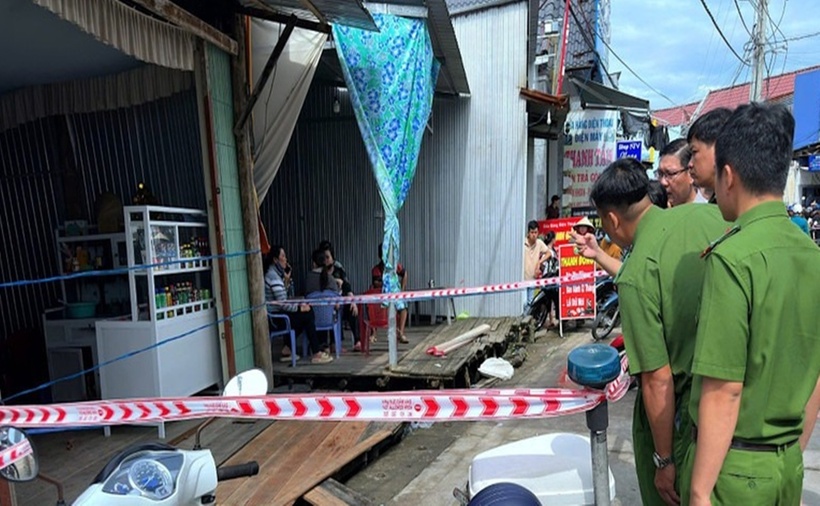 Công an Cà Mau khoanh vùng bảo vệ hiện trường vụ án mạng xảy ra trên địa bàn ấp Cái Ngay, xã Thanh Tùng. (Ảnh: Nhân dân)