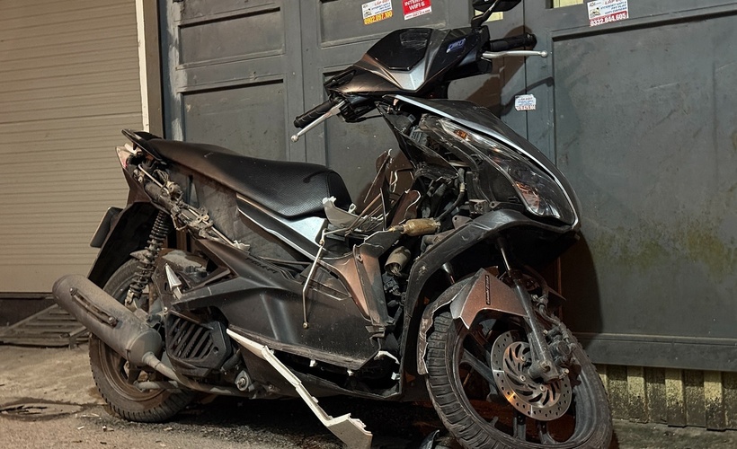 Xe máy vỡ nát nhiều bộ phận sau khi bị ô tô tải tông trúng. (Ảnh: VietnamNet)