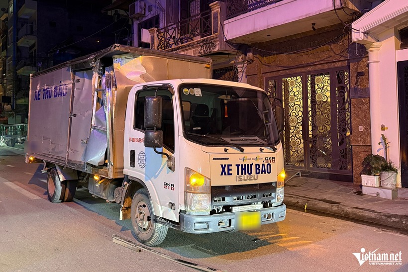 Ô tô tải gây tai nạn bị bỏ lại ở ngõ 785 Trương Định. (Ảnh: VietnamNet)