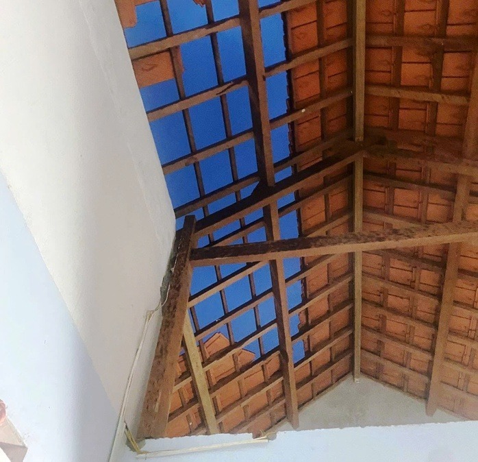 Nhà người dân bị tốc mái do lốc xoáy. Ảnh: Người lao động