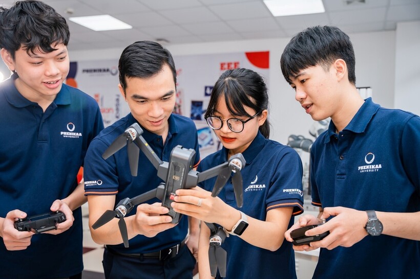 Nguyễn Thị Khánh Diệu trong phòng thí nghiệm cùng bạn bè khám phá thế giới kỹ thuật y sinh . (Ảnh: NVCC)