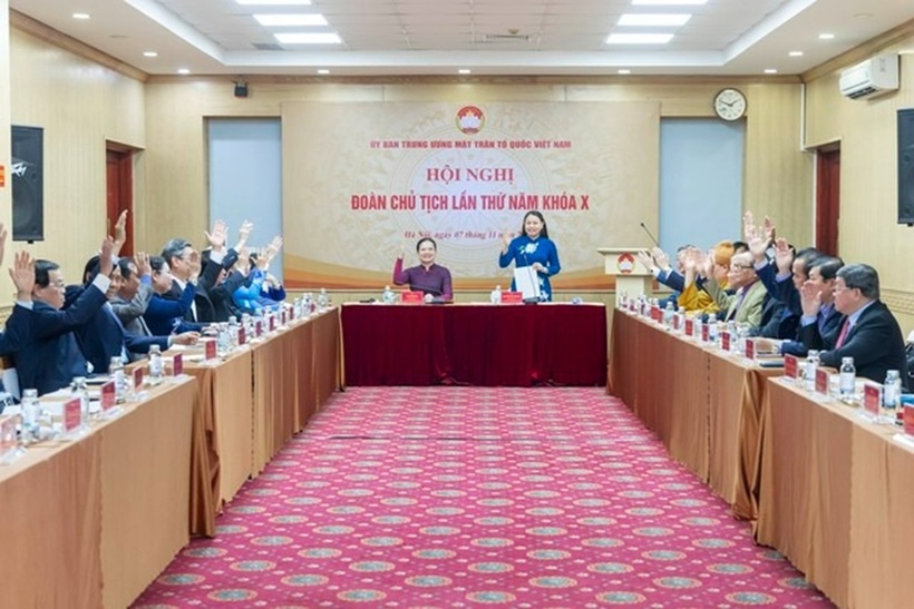 Đại biểu tiến hành biểu quyết tại Hội nghị (Ảnh: Quang Vinh).