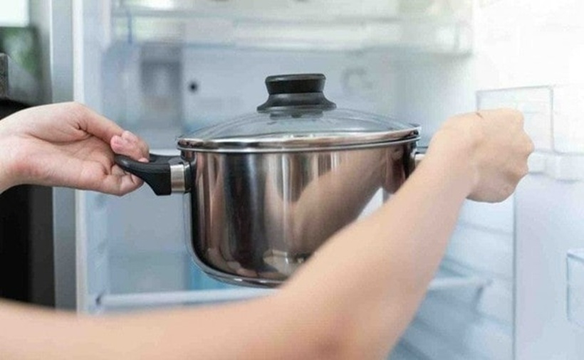 Không để thực phẩm nóng vào tủ lạnh – Sai lầm tưởng nhỏ nhưng ảnh hưởng lớn.