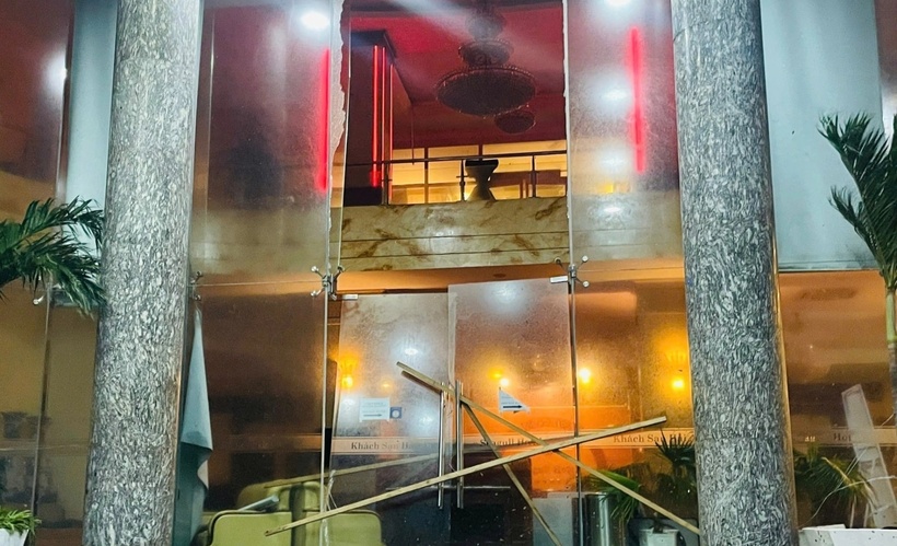 Tối 6/11, khi bão Kalmaegi càn quét khu vực ven biển Quy Nhơn, tỉnh Gia Lai làm vỡ từng mảng kính cường lực ở cửa chính của khách sạn Hải Âu nằm sát bờ biển.