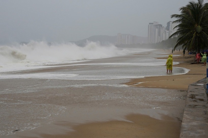 Sóng ở bờ biển Nha Trang, Khánh Hoà. (Ảnh: VnExpress)